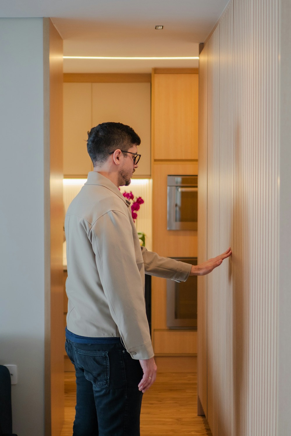 Timber veneer panel finished in clear two-pack
